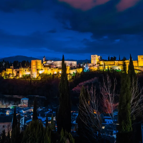 Cityscape Granada, Güney İspanya, Alhambra Palace arka planda, gece görünümü