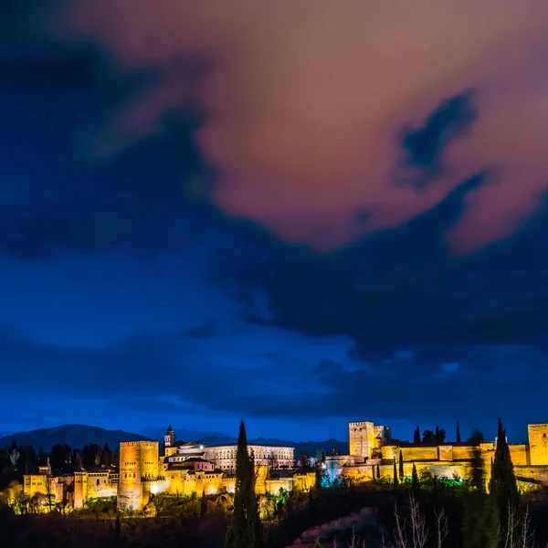 Cityscape Granada, Güney İspanya, Alhambra Palace arka planda, gece görünümü
