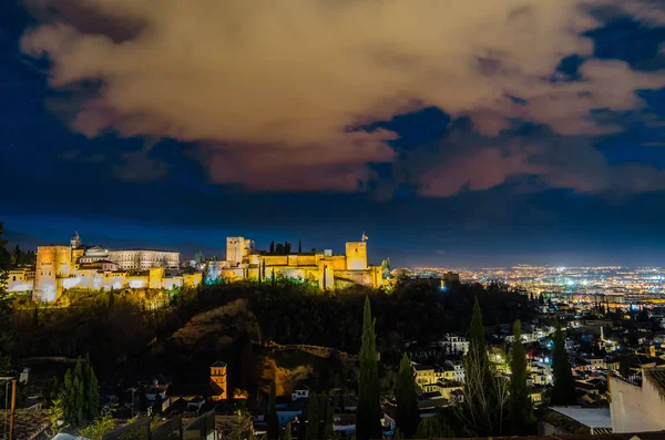 Cityscape Granada, Güney İspanya, Alhambra Palace arka planda, gece görünümü
