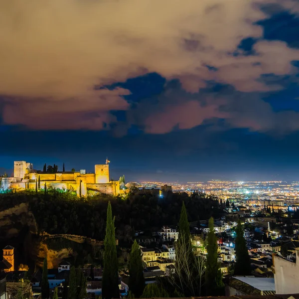 Cityscape Granada, Güney İspanya, Alhambra Palace arka planda, gece görünümü