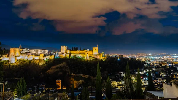 Cityscape Granada, Güney İspanya, Alhambra Palace arka planda, gece görünümü