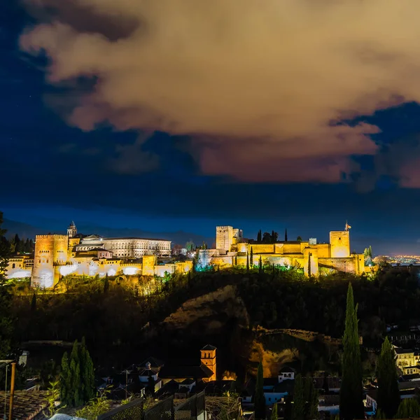 Cityscape Granada, Güney İspanya, Alhambra Palace arka planda, gece görünümü
