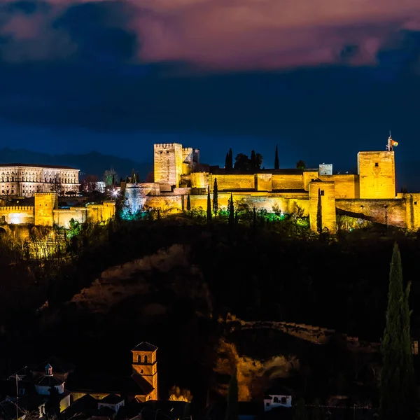 Cityscape Granada, Güney İspanya, Alhambra Palace arka planda, gece görünümü