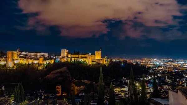 Cityscape Granada, Güney İspanya, Alhambra Palace arka planda, gece görünümü