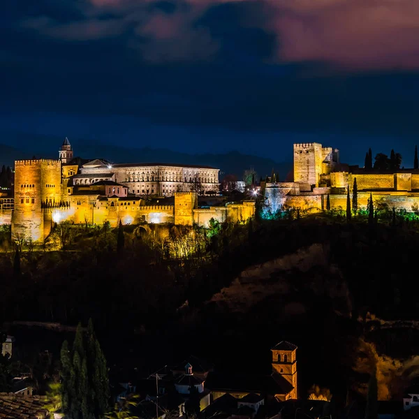 Cityscape Granada, Güney İspanya, Alhambra Palace arka planda, gece görünümü