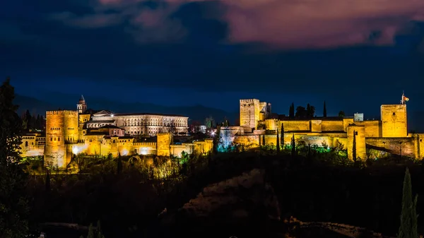 Cityscape Granada, Güney İspanya, Alhambra Palace arka planda, gece görünümü