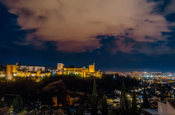 Cityscape Granada, Güney İspanya, Alhambra Palace arka planda, gece görünümü