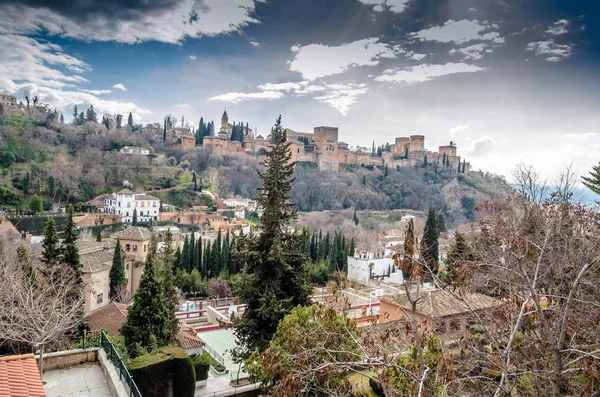 Cityscape Granada, Güney İspanya, arka planda Alhambra Palace ile