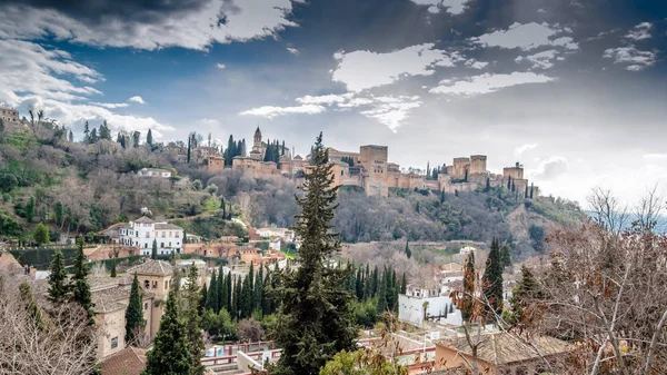 Cityscape Granada, Güney İspanya, arka planda Alhambra Palace ile