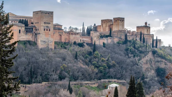 Cityscape Granada, Güney İspanya, arka planda Alhambra Palace ile