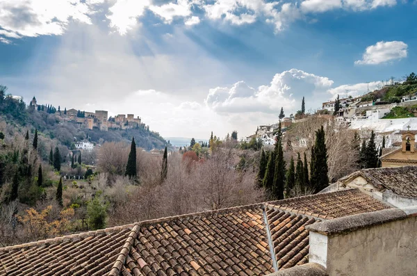 Cityscape Granada, Güney İspanya, arka planda Alhambra Palace ile