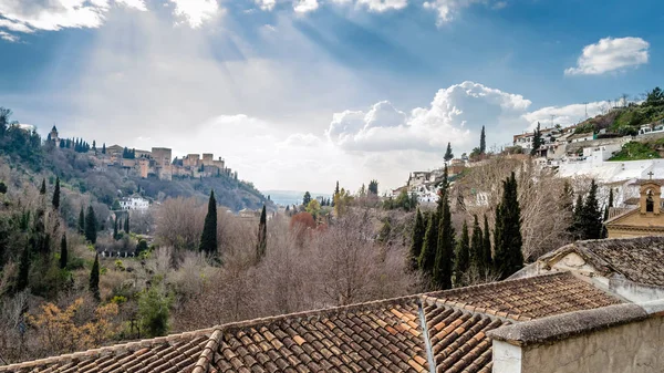 Cityscape Granada, Güney İspanya, arka planda Alhambra Palace ile