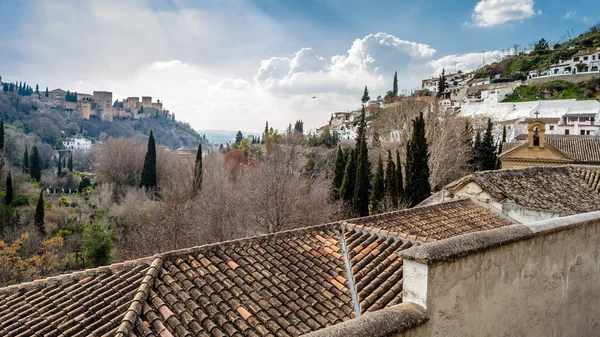 Cityscape Granada, Güney İspanya, arka planda Alhambra Palace ile