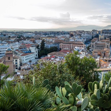 Kentsel peyzaj, Granada şehir manzaralı, günbatımı, Andalusia, Güney İspanya