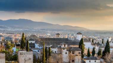 Kentsel peyzaj, Granada şehir manzaralı, günbatımı, Andalusia, Güney İspanya