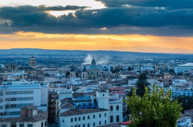 Kentsel peyzaj, Granada şehir manzaralı, günbatımı, Andalusia, Güney İspanya