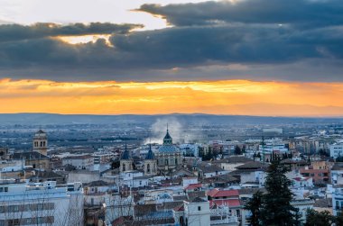 Kentsel peyzaj, Granada şehir manzaralı, günbatımı, Andalusia, Güney İspanya