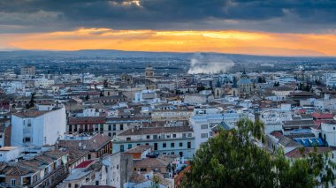 Kentsel peyzaj, Granada şehir manzaralı, günbatımı, Andalusia, Güney İspanya