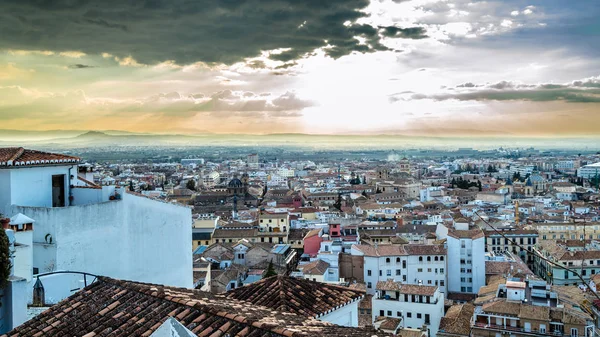 Kentsel peyzaj, Granada şehir manzaralı, günbatımı, Andalusia, Güney İspanya