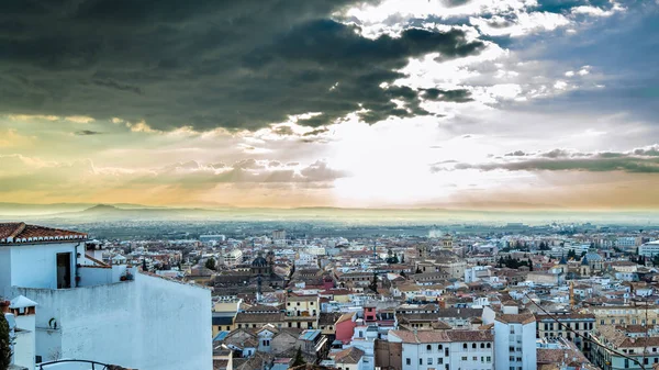 Kentsel peyzaj, Granada şehir manzaralı, günbatımı, Andalusia, Güney İspanya