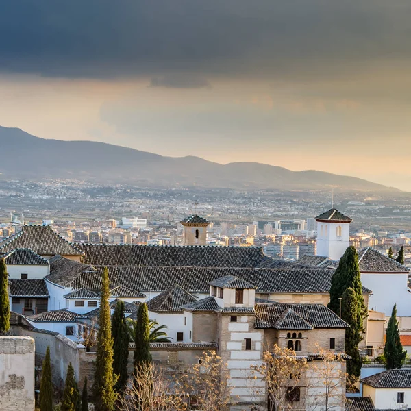 Kentsel peyzaj, Granada şehir manzaralı, günbatımı, Andalusia, Güney İspanya