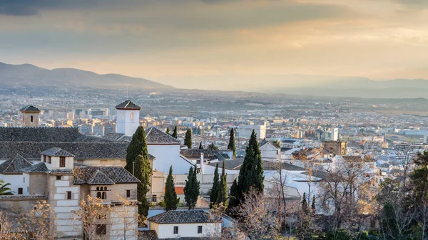 Kentsel peyzaj, Granada şehir manzaralı, günbatımı, Andalusia, Güney İspanya