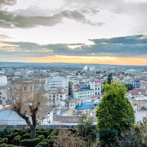 Kentsel peyzaj, Granada şehir manzaralı, günbatımı, Andalusia, Güney İspanya