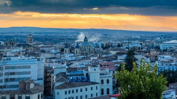 Kentsel peyzaj, Granada şehir manzaralı, günbatımı, Andalusia, Güney İspanya