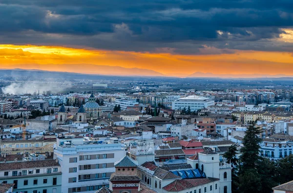 Kentsel peyzaj, Granada şehir manzaralı, günbatımı, Andalusia, Güney İspanya