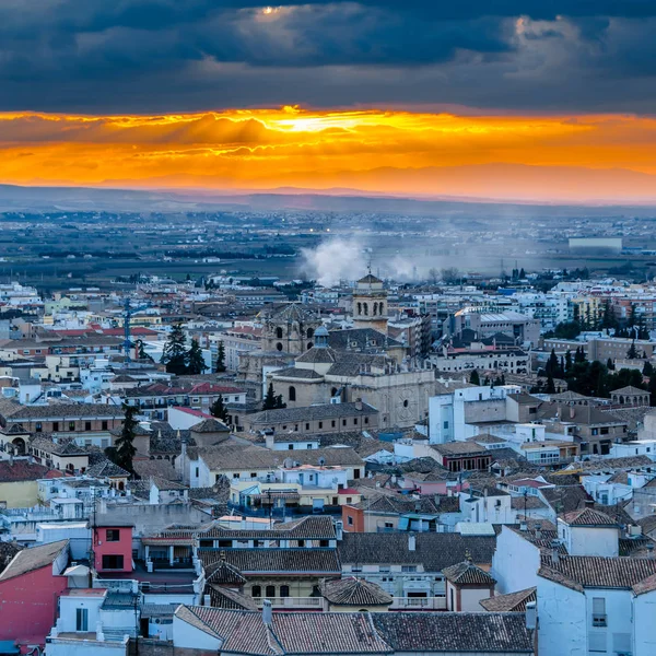 Kentsel peyzaj, Granada şehir manzaralı, günbatımı, Andalusia, Güney İspanya