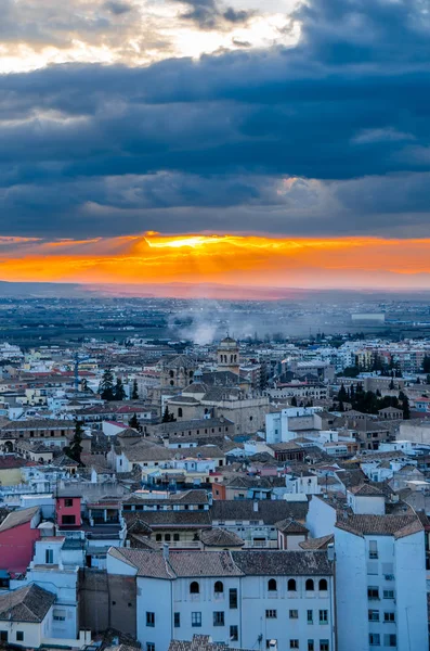 Kentsel peyzaj, Granada şehir manzaralı, günbatımı, Andalusia, Güney İspanya