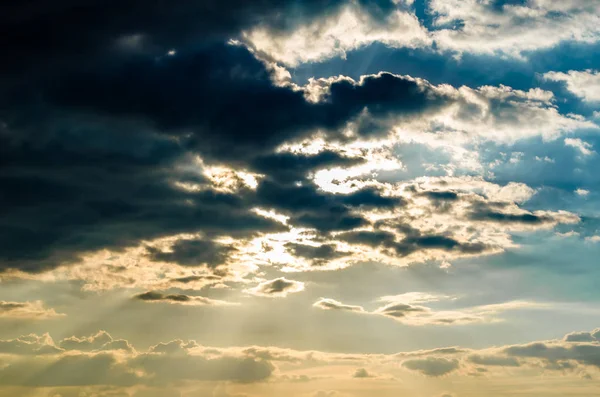 Gökyüzü arka plan, günbatımı zaman renkli bulutlar