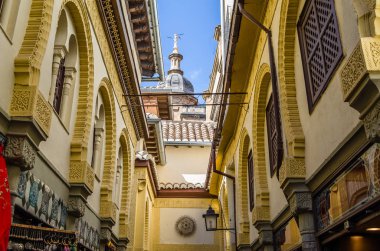 Granada, İspanya - 20 Şubat 2015: Cathedral çevresinde bulunan Alcaiceria mahallede dükkanlar bugün Granada'nın zanaat mağazalar adanmış
