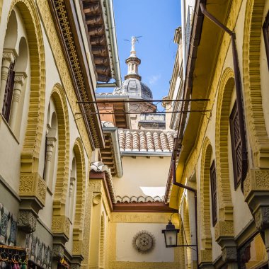 Granada, İspanya - 20 Şubat 2015: Cathedral çevresinde bulunan Alcaiceria mahallede dükkanlar bugün Granada'nın zanaat mağazalar adanmış