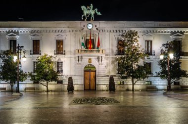 Granada, İspanya - 21 Şubat 2015: Granada belediye binası cephe, Andalusia, Güney İspanya'nın gece görünümü