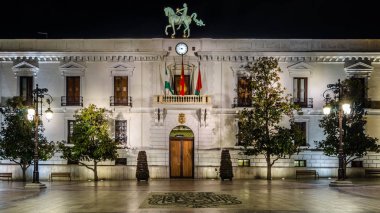 Granada, İspanya - 21 Şubat 2015: Granada belediye binası cephe, Andalusia, Güney İspanya'nın gece görünümü