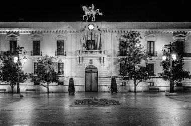 Granada, İspanya - 21 Şubat 2015: Granada belediye binası cephe, Andalusia, Güney İspanya'nın gece görünümü