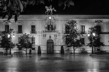 Granada, İspanya - 21 Şubat 2015: Granada belediye binası cephe, Andalusia, Güney İspanya'nın gece görünümü