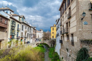 Granada, İspanya - 20 Şubat 2015: İnsanlar sokakta Darro (Carrera del Darro), Granada, İspanya'nın şehirdeki en güzel caddelerinden biri