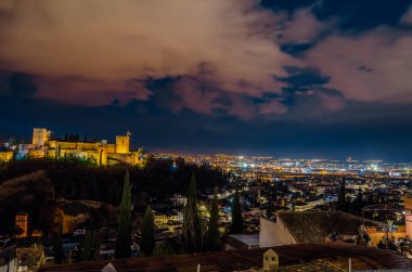 Granada, İspanya - 20 Şubat 2015: Restoranın terasında ön planda ve arka planda Alhambra Palace, Granada, İspanya, gece cityscape