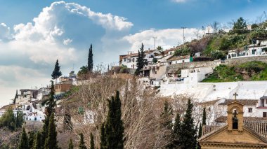 Granada, İspanya - 20 Şubat 2015: Güzel mahalle duende'sine Granada, Andalusia, Güney İspanya'nın geleneksel evlerde