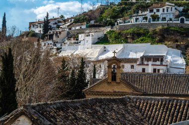 Granada, İspanya - 20 Şubat 2015: Güzel mahalle duende'sine Granada, Andalusia, Güney İspanya'nın geleneksel evlerde