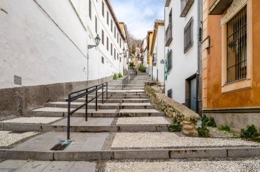 Granada, İspanya - 21 Şubat 2015: Kentsel sahne, Granada, Andalusia, Güney İspanya bir sokak görünümü