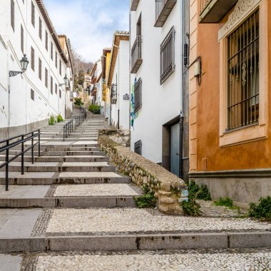 Granada, İspanya - 21 Şubat 2015: Kentsel sahne, Granada, Andalusia, Güney İspanya bir sokak görünümü