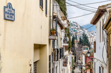 Granada, İspanya - 21 Şubat 2015: Kentsel sahne, Granada, Andalusia, Güney İspanya bir sokak görünümü