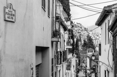 Granada, İspanya - 21 Şubat 2015: Kentsel sahne, Granada, Andalusia, Güney İspanya bir sokak görünümü