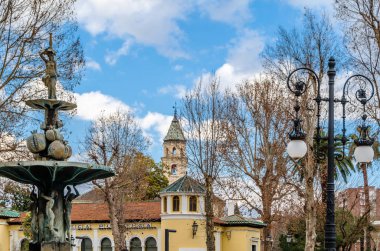 Granada, İspanya - 21 Şubat 2015: Kentsel sahne, Granada, Andalusia, Güney İspanya bir sokak görünümü