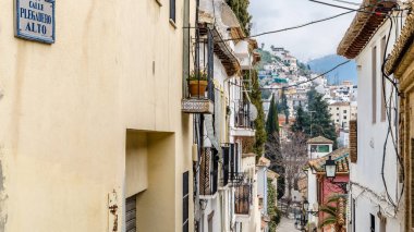 Granada, İspanya - 21 Şubat 2015: Kentsel sahne, Granada, Andalusia, Güney İspanya bir sokak görünümü