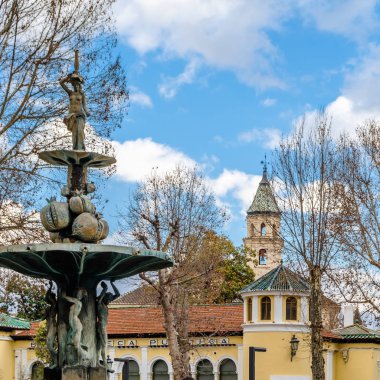 Granada, İspanya - 21 Şubat 2015: Kentsel sahne, Granada, Andalusia, Güney İspanya bir sokak görünümü