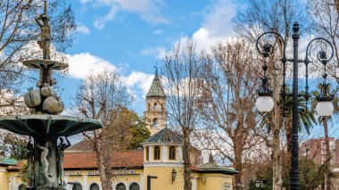 Granada, İspanya - 21 Şubat 2015: Kentsel sahne, Granada, Andalusia, Güney İspanya bir sokak görünümü
